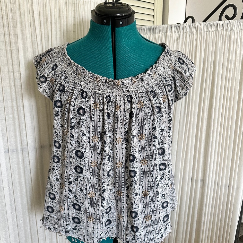 AEO Greige Navy Floral Flutter Sleeve Top Size Small